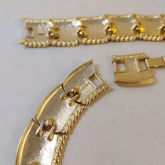 Vintage Butler White Enamel and Gold-Tone Collar Necklace Set - Picture 8 of 12